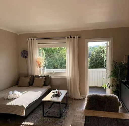 아파트 Koselig Pa Ostensjo Med Stor Uteplass *